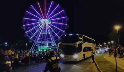 Gran cantidad de buses se retiran de la Costanera de Asunción tras la Final de la Copa Sudamericana.