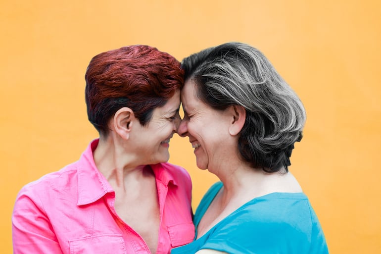 En adultos mayores LGBT+, el bienestar sexual depende tanto de cambios físicos previsibles como de haber encontrado atención médica y vínculos libres de prejuicios.