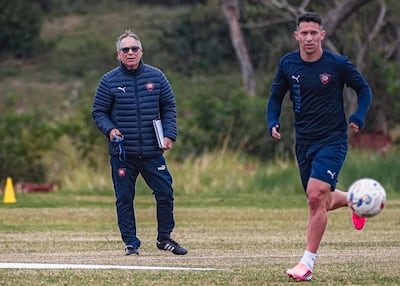Jorge Emanuel Morel Barrios (28 años), durante el entrenamiento de Cerro Porteño en Buenos Aires, durante la etapa preparatoria. Atrás, el entrenador Ariel Enrique Holan (65).