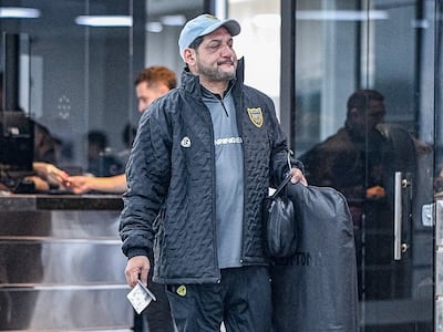 Jorge González, entrenador de Recoleta FC, en el Aeropuerto Internacional Silvio Pettirossi antes de partir rumbo a Buenos Aires para enfrentar a Boca Juniors por los octavos de final de la Copa Sudamericana 2026.