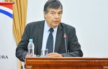 Rubén Candia Amarilla, exfiscal general del Estado y ex ministro de Justicia y Trabajo y del Interior (foto de archivo). Tiene 66 años, dice que llamó al vacunatorio el domingo 11 de abril y le dijeron que podía vacunarse.