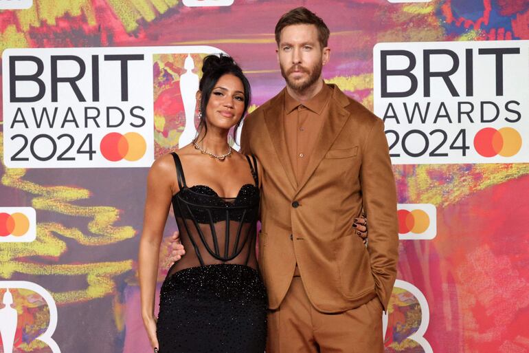 Vick Hope y el DJ y cantante británoco Calvin Harris llegaron juntitos a la noche de gala de los BRIT Awards 2024. (CARLOS JASSO / AFP) 
