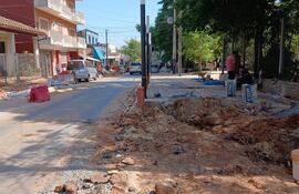 La vereda Coronel Romero que cruza a lado de la Catedral de San Lorenzo y de la plaza Cerro Corá está siendo ensanchada.