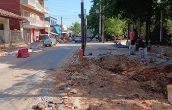 La vereda Coronel Romero que cruza a lado de la Catedral de San Lorenzo y de la plaza Cerro Corá está siendo ensanchada.
