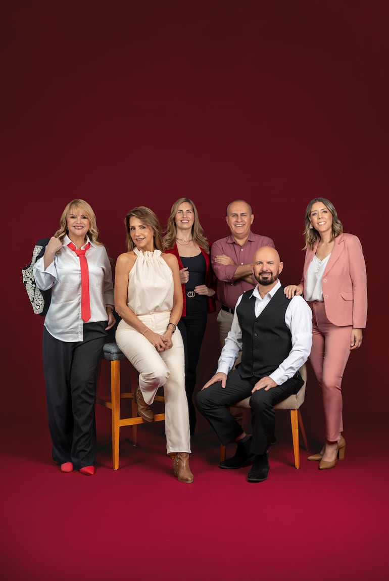 El team más romántico de la radiofonía Paraguaya: Adela Mercado, Tere Franco, Gaby Mallorquín, Pablo Guerrero, Jorge Puig (sentado) y Denisse Hutter.