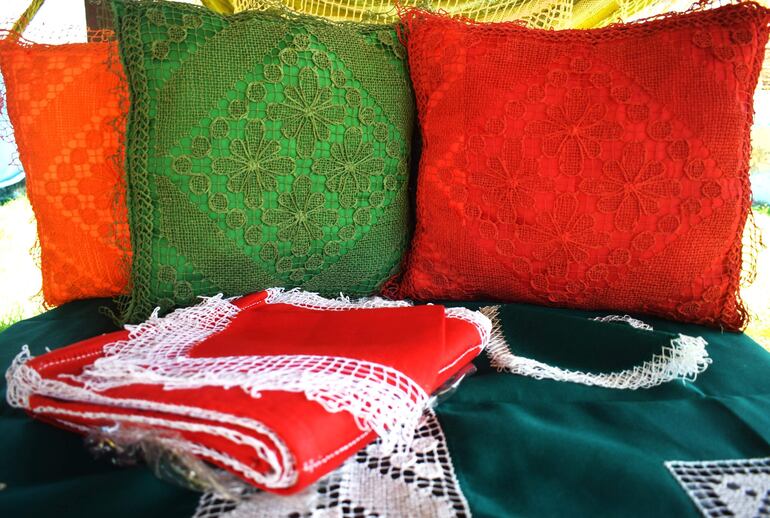 Variedad de artículos hechos en encaje ju. 