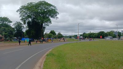 Nativos siguen apostados en el km 175 de la Ruta Py 02 en la espera de una respuesta de las autoridades del Indi.