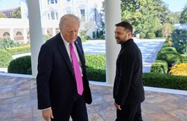 En esta fotografía distribuida el 17 de octubre de 2025 y publicada el 18 de octubre de 2025 por el Servicio de Prensa de la Presidencia de Ucrania, el presidente de Estados Unidos, Donald Trump (izq.), conversa con el presidente de Ucrania, Volodymyr Zelensky (der.)