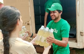 Donación de agua y jugos a los bomberos que combaten el fuego en todo el país.