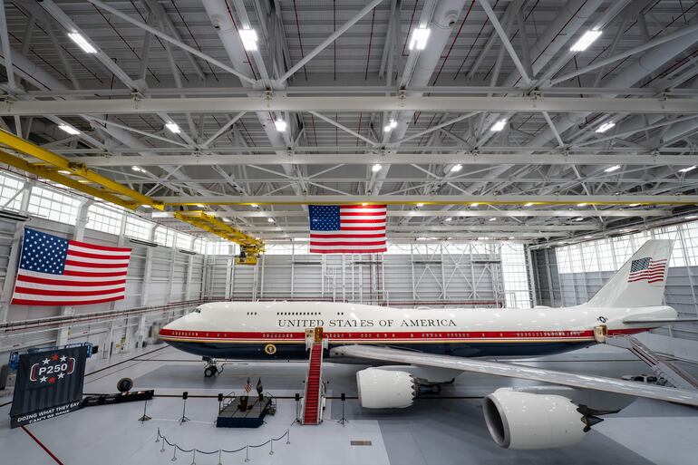 Fotografía difundida por la Fuerza Aérea de EE.UU. del nuevo Air Force One, un Boeing 747-8, en su primera exhibición pública este viernes, en la Base Conjunta Andrews, el aeródromo militar situado a las afueras de Washington (EE.UU.).
