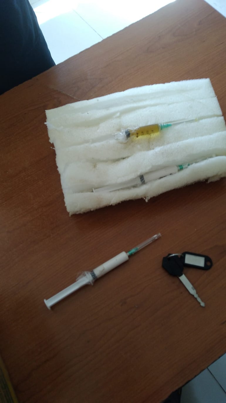 En la imagen, agentes de Narcóticos confirman que las jeringas halladas en una caja eran de cocaína.