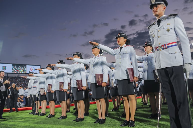 Un grupo de cadetes femeninos también pasó a engrosar como parte de la Policía Nacional tras el acto de colación.