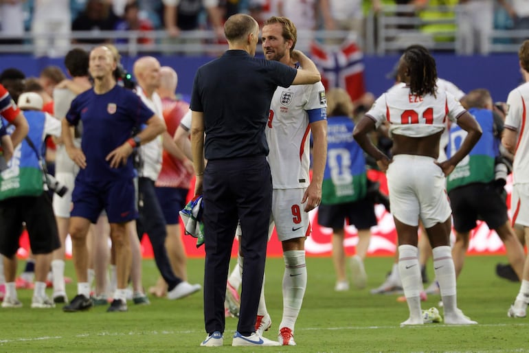 El director técnico de Inglaterra, Thomas Tuchel (I), celebra con su jugador Harry Kane (D) tras ganar el partido de cuartos de final de la Copa Mundial de la FIFA 2026 entre Noruega e Inglaterra, en Miami, Florida.