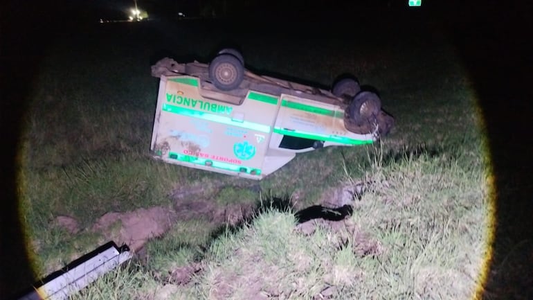 Ambulancia del Hospital de Concepción vuelca en la Ruta PY09 - Policiales