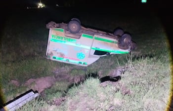 Una ambulancia del Hospital Regional de Concepción volcó esta madrugada en el Kilómetro 206 de la Ruta N°09 Carlos A. López.