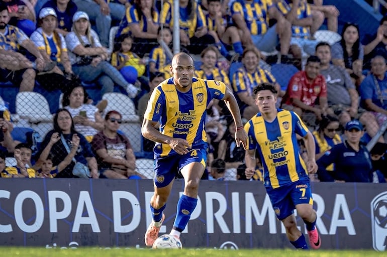 El uruguayo Lucas Nahuel Morales Burruzo (26 años) se destaca en Sportivo Luqueño más por su empuje que su capacidad de marca. En la reciente caída contra Ameliano cometió un error que terminó en el segundo gol de Cristhian Ocampos (2-1).