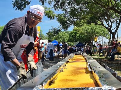 En un evento multitudinario en Luque, la Asociación Paraguaya de Asadores Teete elaboró la sopa paraguaya más larga del mundo, de 51,5 metros, en el 2022.