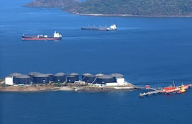 Tanques de almacenamiento de combustible en Isla Melones (Panamá).