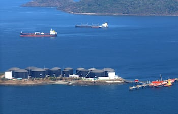 Tanques de almacenamiento de combustible en Isla Melones (Panamá).