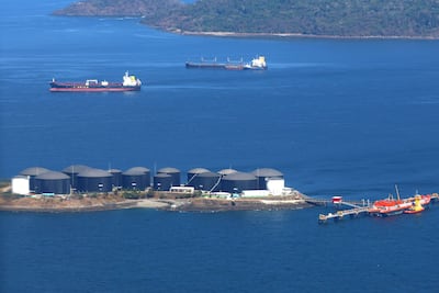 Tanques de almacenamiento de combustible en Isla Melones (Panamá).