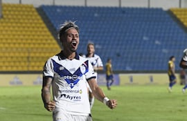 El delantero Elvio de Jesús Vera Brítez (25 años) celebra la conquista, que llegó por la vía del penal, y que le dio la victoria a la “V” azulada sobre el Sportivo Luqueño en terreno del Deportivo Capiatá.