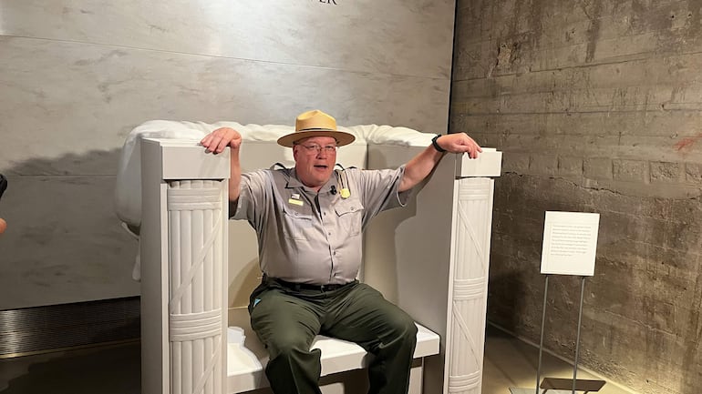 El superintendente de los Parques Nacionales, Kevin Griess, habla durante una entrevista con EFE este jueves, en una presentación del espacio subterráneo debajo del Monumento a Lincoln en Washington (Estados Unidos).