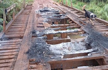 Desconocidos quemaron el puente que conecta el Asentamiento San Rafael con el centro urbano de la ciudad de Pedro Juan Caballero.