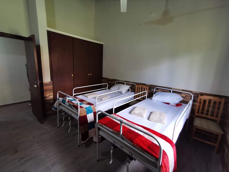 Una de las habitaciones del hogar de reposo habilitada en Pilar. 