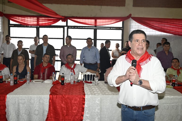 El presidente del Partido Colorado, Horacio Cartes, brindó un breve discurso en el encuentro político con la dirigencia de Alto Paraná.