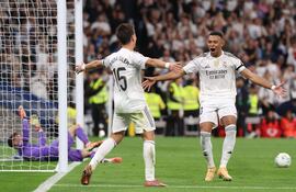 Kylian Mbappé (d) marcó dos goles en la victoria del Real Madrid sobre Valencia por 4-0.