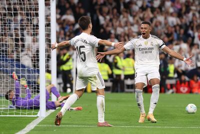Kylian Mbappé (d) marcó dos goles en la victoria del Real Madrid sobre Valencia por 4-0.
