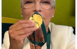 Jamie Lee Curtis mostrando orgullosa su medalla "Espíritu de California".