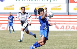 Pedro Arce, experimentado delantero de Encarnación FC, se dispone a controlar con el pecho el balón, durante el partido de este martes contra Tacuary, desarrollado en el barrio Mburicaó de Asunción.