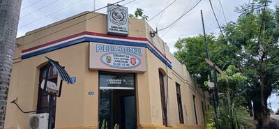 Fachada de la comisaría 18 de aregua. Pintada de color amarillo opaco, puerta de blindex