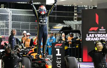 El piloto neerlandés Max Verstappen (28 años), del equipo de origen austriaco Red Bull Racing, festeja la victoria conseguida en Las Vegas arriba del RB21, que lleva nueva unidad de potencia desde el GP de Brasil.