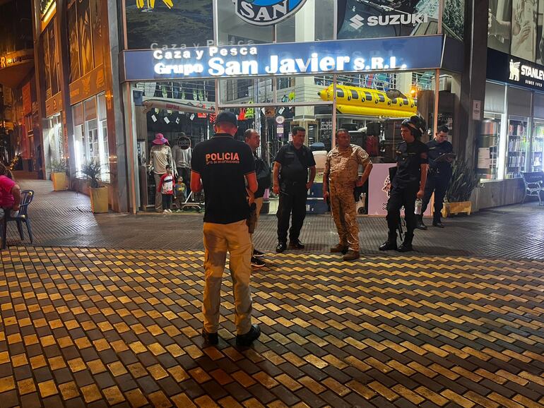 Cambista fue asaltado la noche de este lunes en el Circuito Comercial de Encarnación. Policía en el lugar del hecho denunciado.