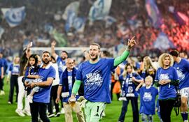 Jugadores del Schalke celebran su ascenso a la Bundesliga tras ganar el partido de fútbol de la segunda división alemana entre el FC Schalke 04 y el Fortuna Dusseldorf en Gelsenkirchen, Alemania.
