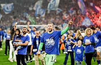Jugadores del Schalke celebran su ascenso a la Bundesliga tras ganar el partido de fútbol de la segunda división alemana entre el FC Schalke 04 y el Fortuna Dusseldorf en Gelsenkirchen, Alemania.