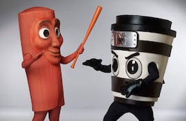 Personajes disfrazados de salchicha y vaso de café, interactuando en un set fotográfico neutral.
