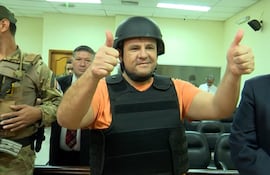 El pastor José Alberto Insfrán Galeano, con los pulgares hacia arriba, deberá guardar prisión preventiva en la sede de la Senad.
