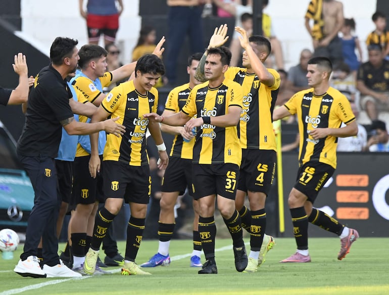 Los futbolistas de Guaraní celebran un gol en el partido frente a Libertad por la cuarta fecha del torneo Apertura 2026 de la Primera División de Paraguay en el estadio La Huerta, en Asunción, Paraguay.