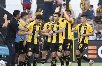 Los futbolistas de Guaraní celebran un gol en el partido frente a Libertad por la cuarta fecha del torneo Apertura 2026 de la Primera División de Paraguay en el estadio La Huerta, en Asunción, Paraguay.