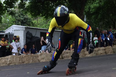 El colombiano Juan Agudelo compite en la prueba de Downhill en linea masculino durante los Juegos Mundiales de Patinaje (World Skate Games) en el Cerro Lambaré, en Lambaré, Paraguay.