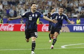 Lionel Messi de Argentina celebra su gol este sábado, durante un partido del grupo F del Mundial de la FIFA 2026 entre Jordania y Argentina en el estadio AT&T Stadium en Dallas.