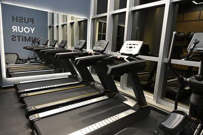 El edificio cuenta con un amplio y completo gimnasio.