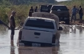 El conductor mira impotente la forma en que quedo su camioneta, atrapado en el barro.
