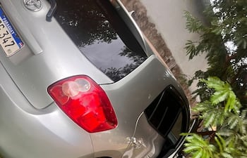 El vehículo de la víctima impactó contra un árbol y parte de la muralla de una vivienda.