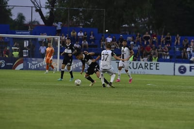 Fernando Cardozo (Olimpia) en su disputa con Walter Clar (Tacuary).