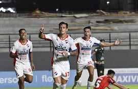Juan Danilo Santacruz festeja su gol. Hugo Adrián Benítez y Juan Segundo Feliú se acercan para sumarse a la celebración. Franco Frágueda sufre.