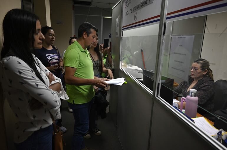 Docentes que reclaman liberación de rubros y representantes de la Otep entregando una nota dirigida al ministro de Educación.